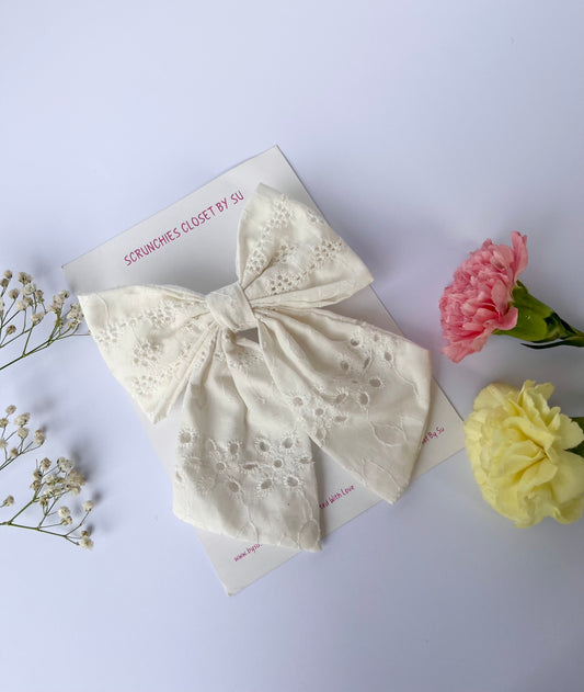 Vintage White Tailbow