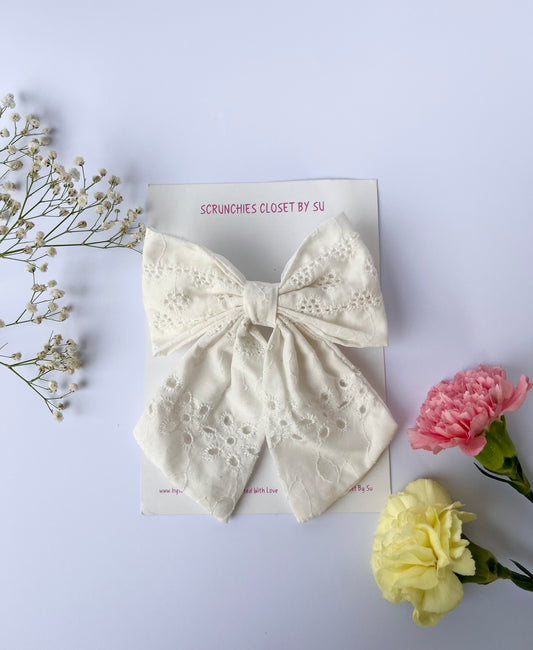 Vintage White Tailbow